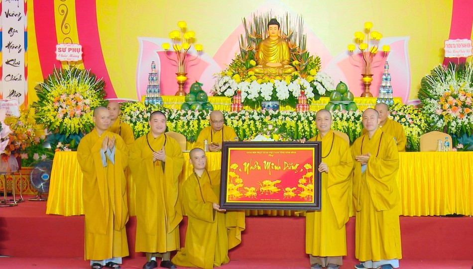 Ban Trị sự GHPGVN tỉnh Ninh Bình tặng quà chúc mừng Đại đức tân trụ trì Ban Trị sự GHPGVN tỉnh Ninh Bình tặng quà chúc mừng Đại đức tân trụ trì