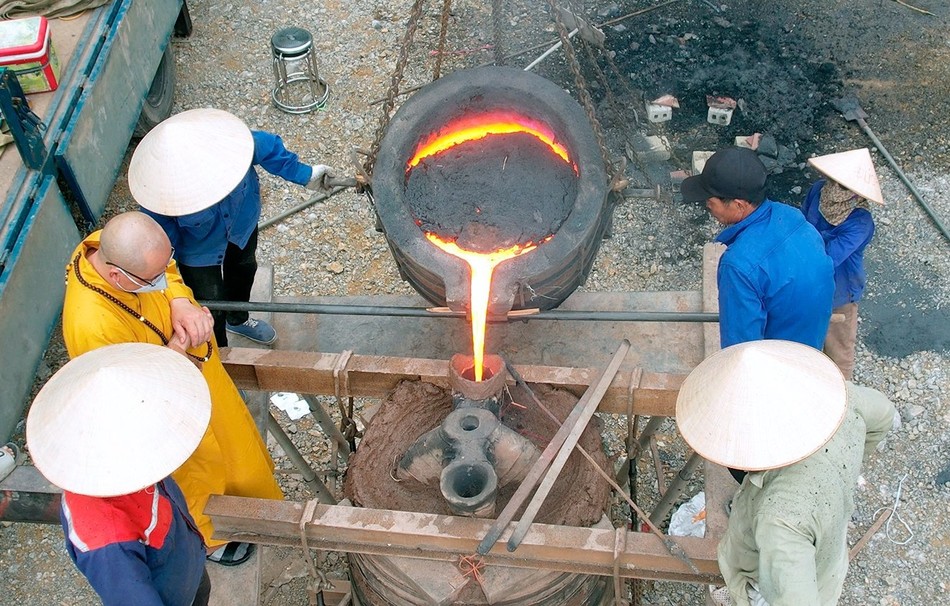 Rót đồng đúc đại hồng chung chùa Phúc Hưng Rót đồng đúc đại hồng chung chùa Phúc Hưng