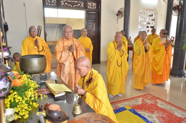 Trưởng lão Hòa thượng Thích Huệ Thường thắp hương cầu nguyện