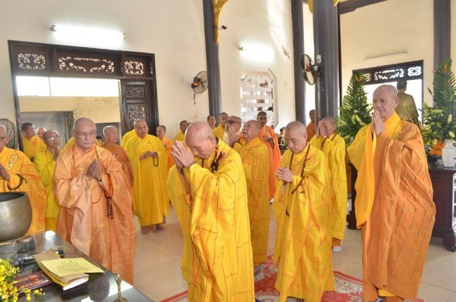 Chư tôn đức đảnh lễ tưởng niệm