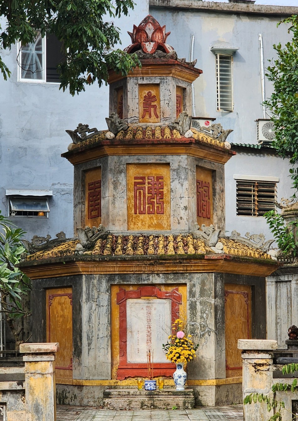 Bảo tháp Hòa thượng Thích Tôn Bảo trong khuôn viên tổ đình Sắc tứ Vu Lan