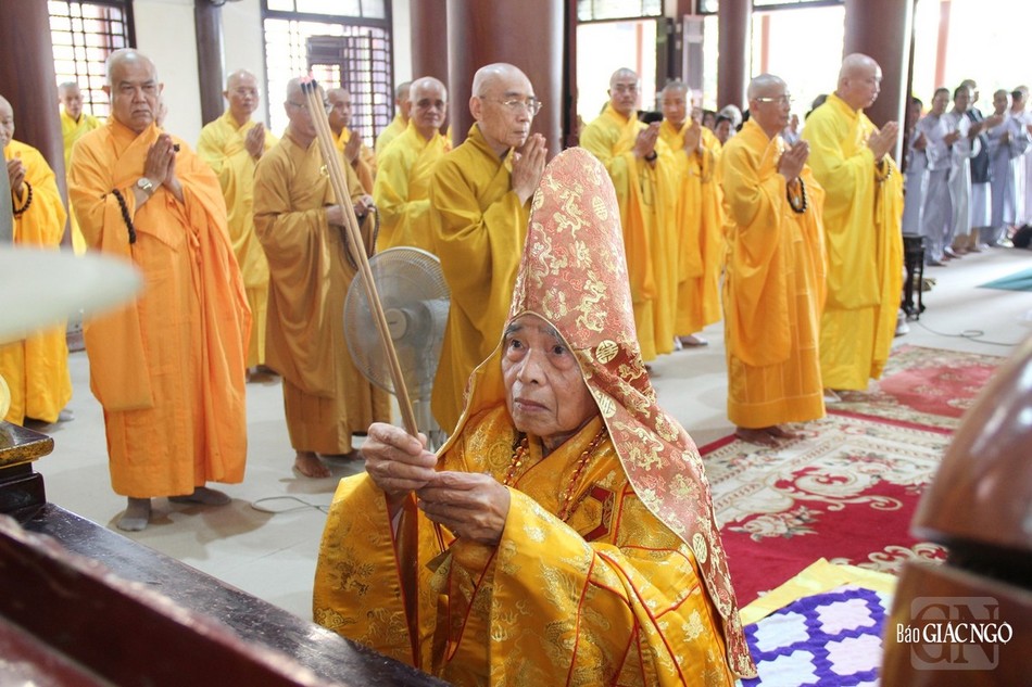 Trưởng lão Hòa thượng Thích Đức Thanh dâng hương tưởng niệm Trưởng lão Hòa thượng Thích Đức Thanh dâng hương tưởng niệm