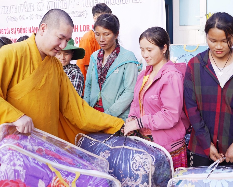 Đại đức Thích Nguyên Tĩnh, trụ trì chùa Yên Cát, trưởng đoàn trao quà đến các hộ dân