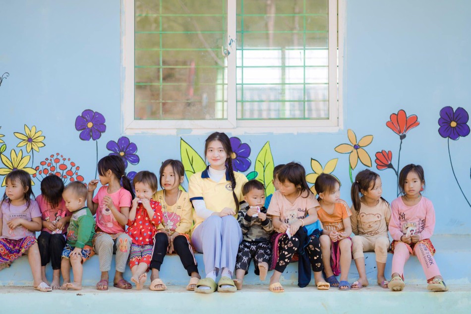 Niềm vui với các em nhỏ bên bức tường được vẽ đẹp mắt