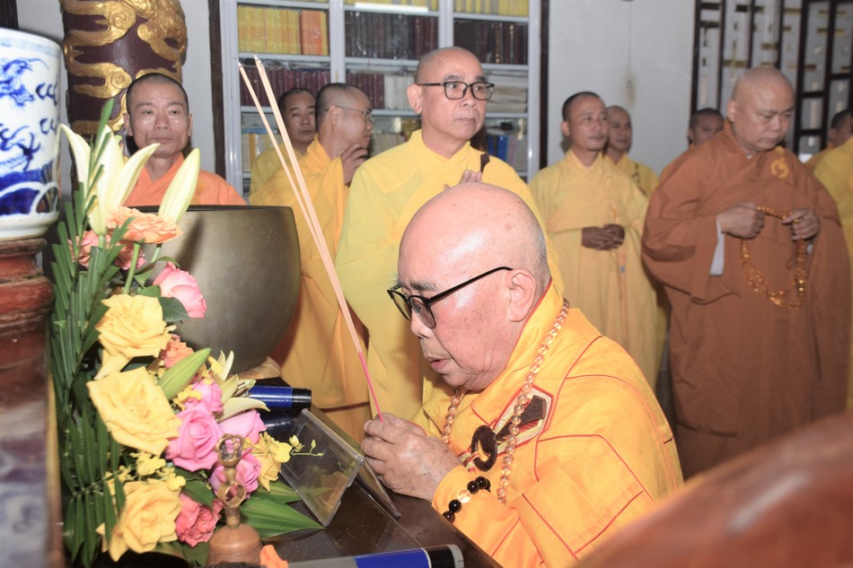 Hòa thượng Thích Thiện Tấn niêm hương tại chánh điện trong lễ cúng ngọ Hòa thượng Thích Thiện Tấn niêm hương tại chánh điện trong lễ cúng ngọ