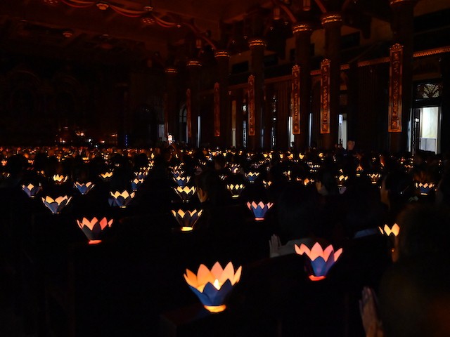 Thắp hoa đăng cầu nguyện