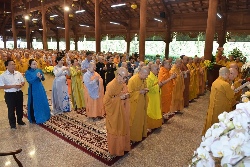 Chư tôn đức Tăng Ni, đại biểu thắp hương tưởng niệm