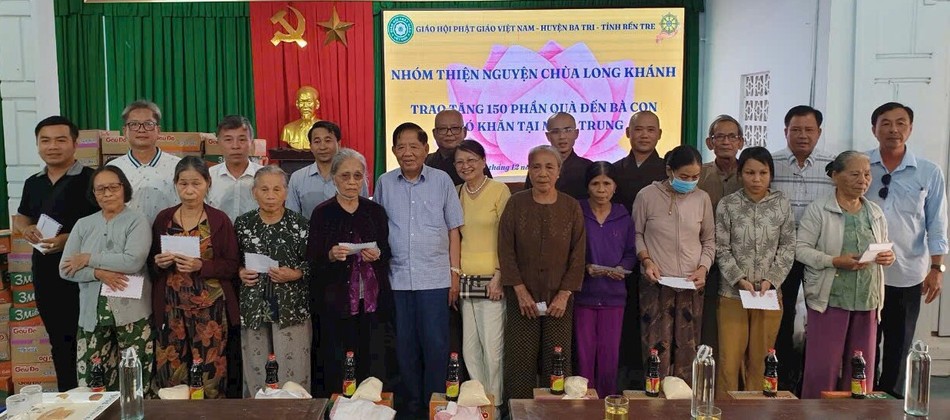 Đoàn trao 150 phần quà đến các hộ nghèo tại P.Hương Vân, TX.Hương Trà, Thừa Thiên Huế