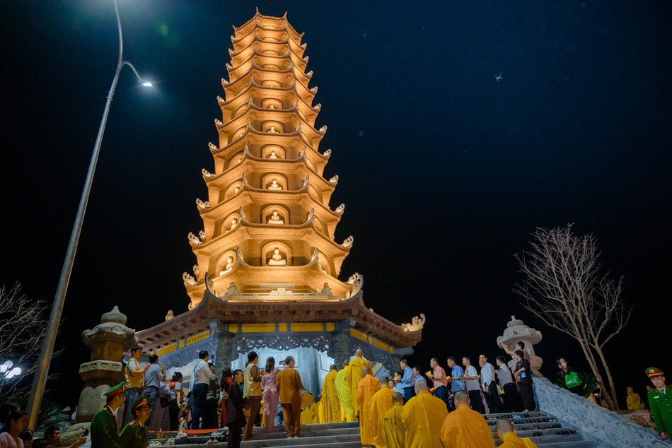 Tôn tượng Phật hoàng Trần Nhân Tông được an vị tại bảo tháp cao 13 tầng của chùa Phúc Sơn Tôn tượng Phật hoàng Trần Nhân Tông được an vị tại bảo tháp cao 13 tầng của chùa Phúc Sơn