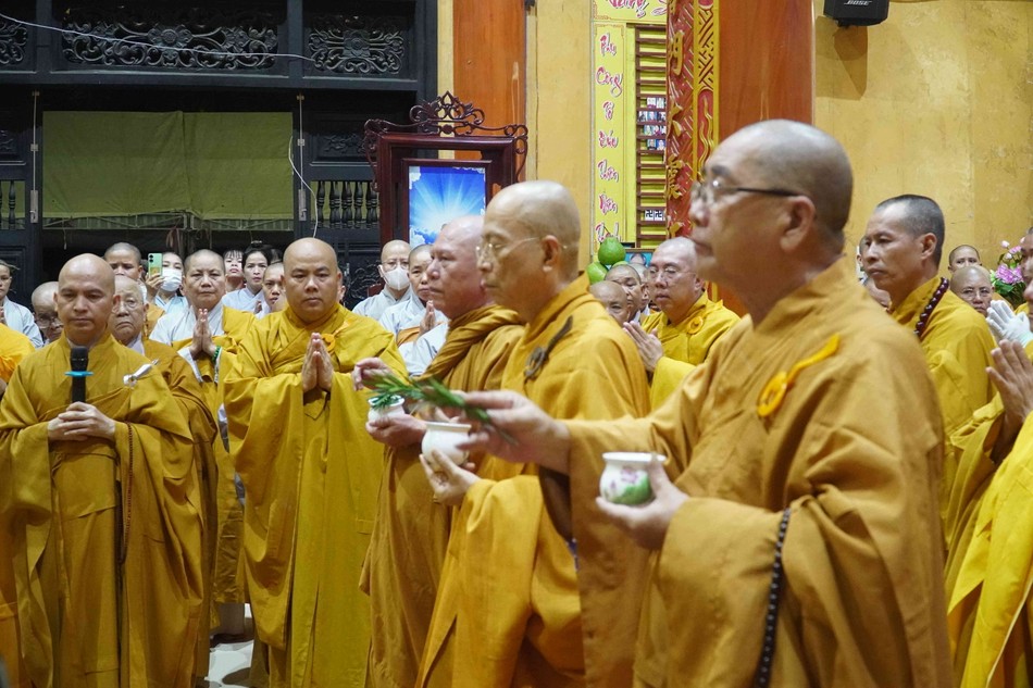 Cử hành nghi thức sái tịnh Cử hành nghi thức sái tịnh
