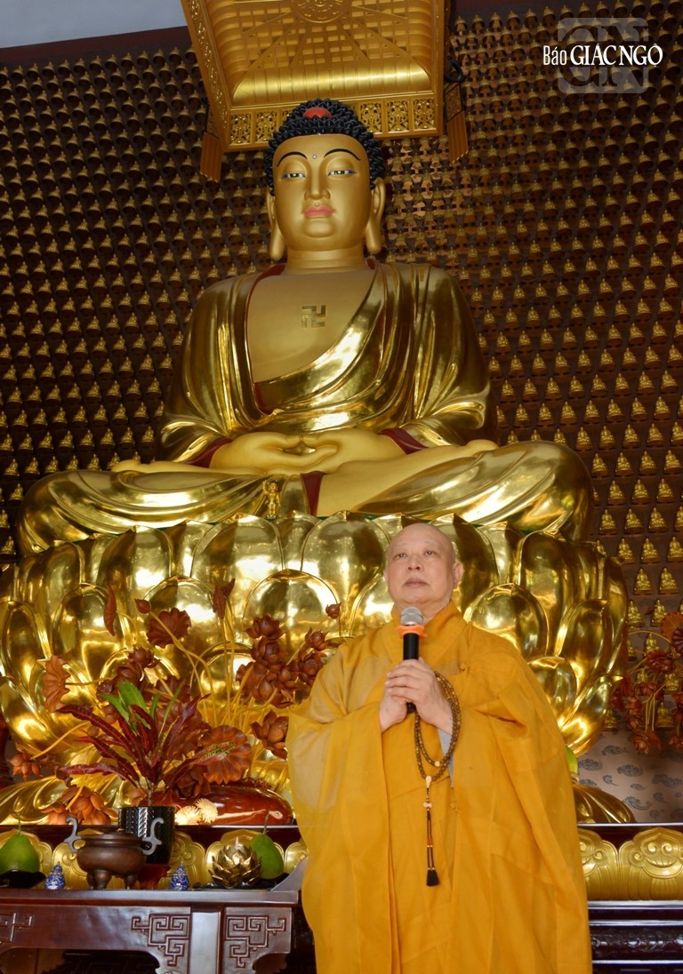 Hòa thượng Thích Lệ Trang thuyết giảng về ý nghĩa của Tam quy và lợi lạc của việc thọ trì 5 giới căn bản