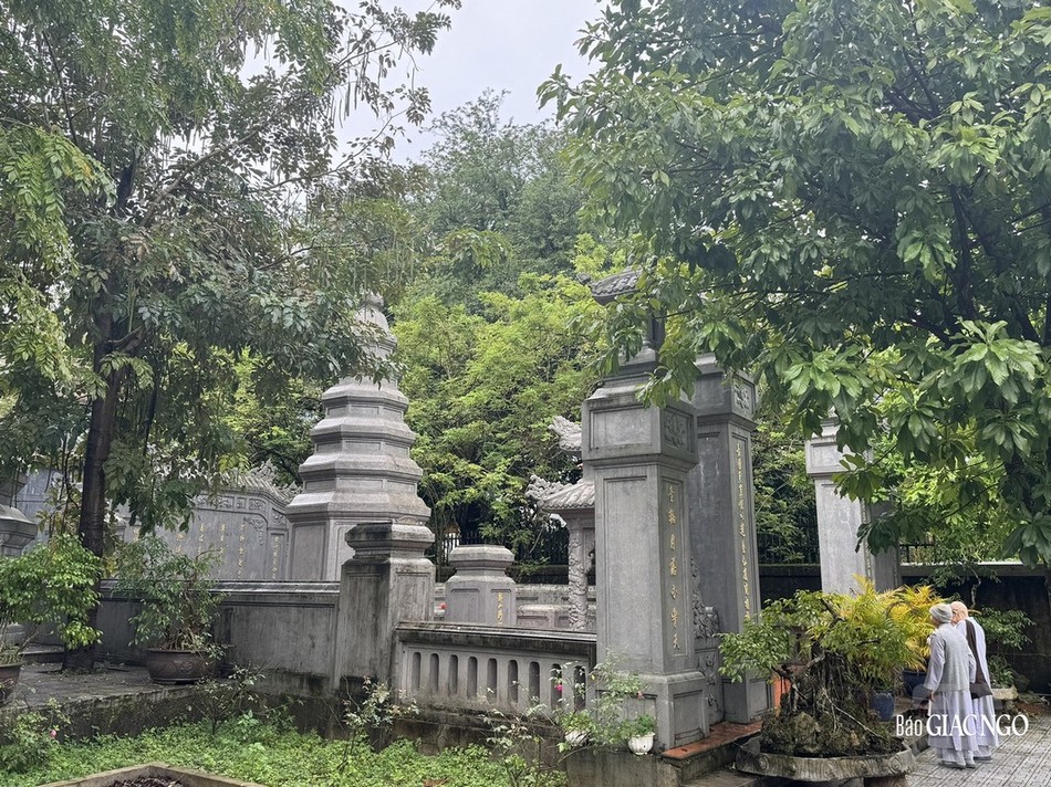 Chư Ni đảnh lễ trước bảo tháp cố Trưởng lão Hòa thượng Chư Ni đảnh lễ trước bảo tháp cố Trưởng lão Hòa thượng