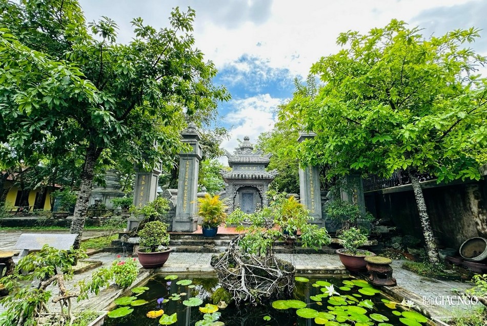 Bảo tháp cố Trưởng lão Hòa thượng trong khuôn viên tổ đình Kim Tiên Bảo tháp cố Trưởng lão Hòa thượng trong khuôn viên tổ đình Kim Tiên