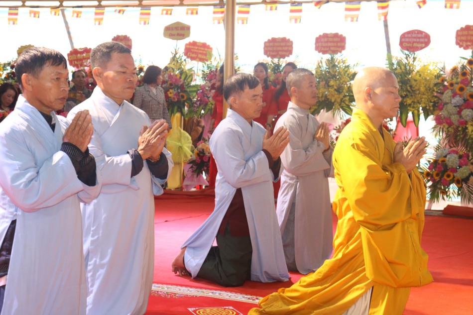 Đại đức Thích Tịnh Lâm, tân trụ trì chùa Long Hội lắng nghe đạo từ của chư tôn đức