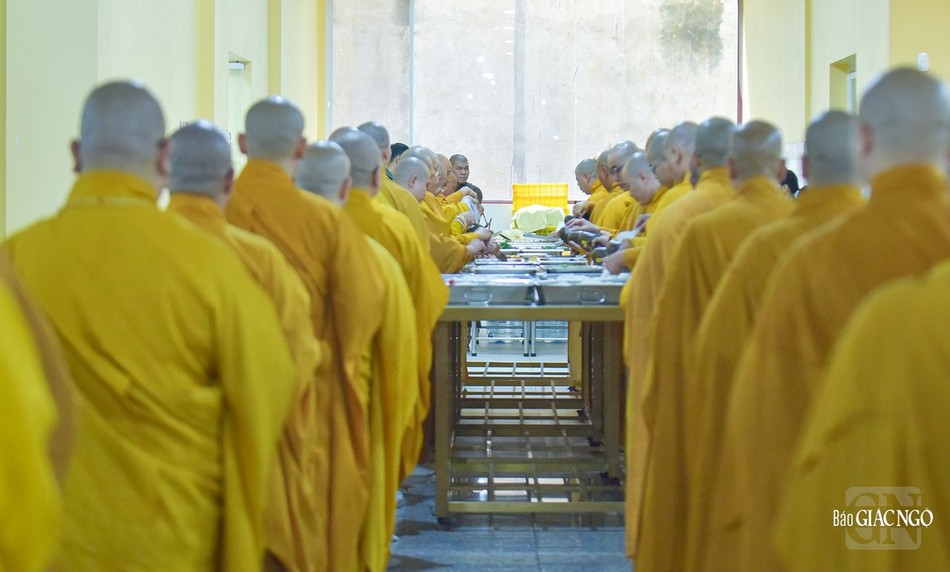 10 giờ 30 hàng ngày, các hành giả vân tập về trai đường Việt Nam Quốc Tự để thọ nhận thức ăn