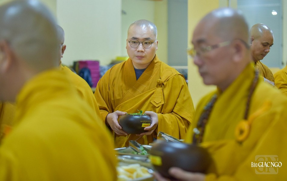 Việc thọ nhận thức ăn diễn ra trong im lặng, các hành giả tập trung chọn cho mình những món ăn phù hợp và vừa đủ