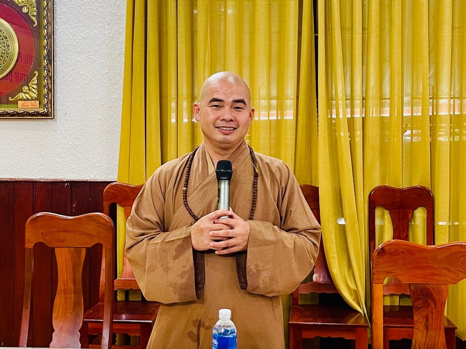 Đại đức Thích Nhuận Lý, Phó Trưởng ban Từ thiện xã hội Phật giáo tỉnh phát biểu thảo luận Đại đức Thích Nhuận Lý, Phó Trưởng ban Từ thiện xã hội Phật giáo tỉnh phát biểu thảo luận