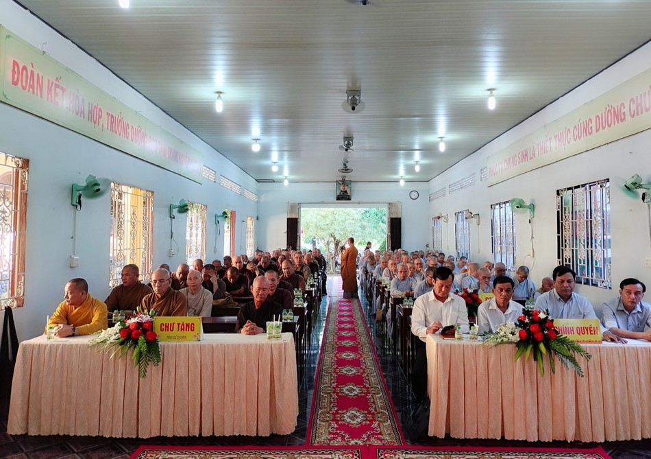 Chư tôn đức Tăng Ni, đại biểu chính quyền tham dự buổi lễ Chư tôn đức Tăng Ni, đại biểu chính quyền tham dự buổi lễ