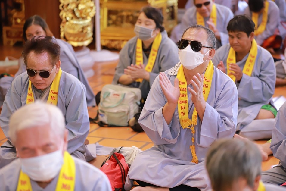 Bà con khiếm thị về chùa Thiên Quang nhận quà