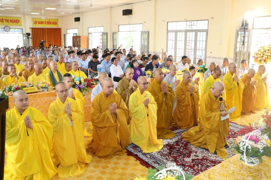 Thượng tọa Thích Chơn Trí, tân trụ trì chùa Thanh Lương dâng lời phát nguyện Thượng tọa Thích Chơn Trí, tân trụ trì chùa Thanh Lương dâng lời phát nguyện