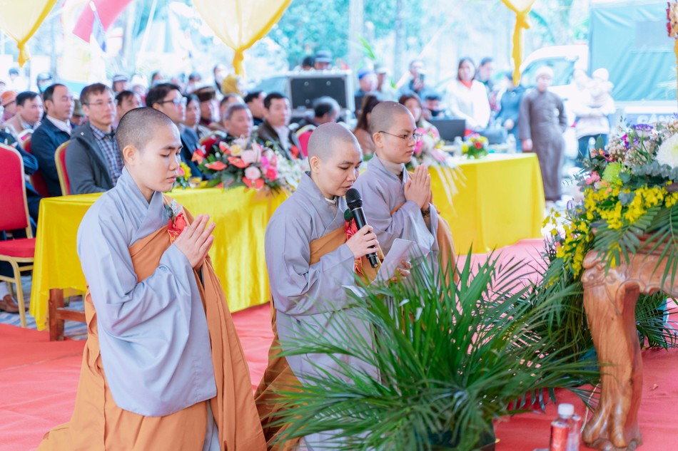 Sư cô Thích nữ Thanh Đức, tân trụ trì dâng lời phát nguyện Sư cô Thích nữ Thanh Đức, tân trụ trì dâng lời phát nguyện