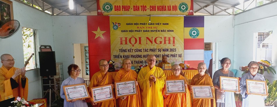 Trao Bằng tuyên dương công đức Trao Bằng tuyên dương công đức