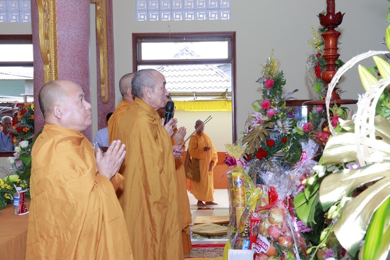 Chư tôn đức niêm hương Chư tôn đức niêm hương