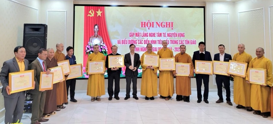 Lãnh đạo Ủy ban MTTQVN tỉnh Nghệ An trao Bằng khen cho các tập thể xuất sắc Lãnh đạo Ủy ban MTTQVN tỉnh Nghệ An trao Bằng khen cho các tập thể xuất sắc