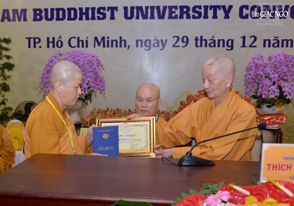 Đại lão Hòa thượng Viện trưởng trao Bằng Thạc sĩ Phật học đến Đại đức Thích Thiện Mãn