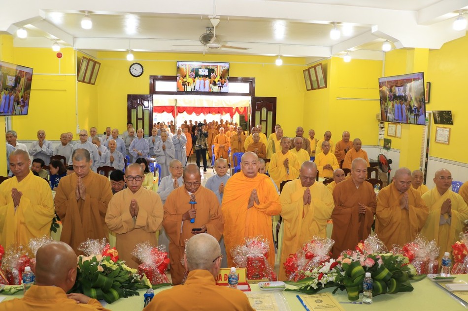 Thượng tọa Thích Minh Thuần thay mặt chư tôn đức Tăng Ni dâng lời chúc tết Thượng tọa Thích Minh Thuần thay mặt chư tôn đức Tăng Ni dâng lời chúc tết