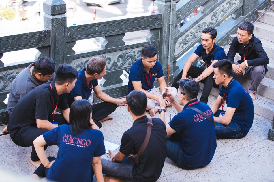 Các phóng viên, cộng tác viên cùng nhau thảo luận trước khi bắt tay tác nghiệp..