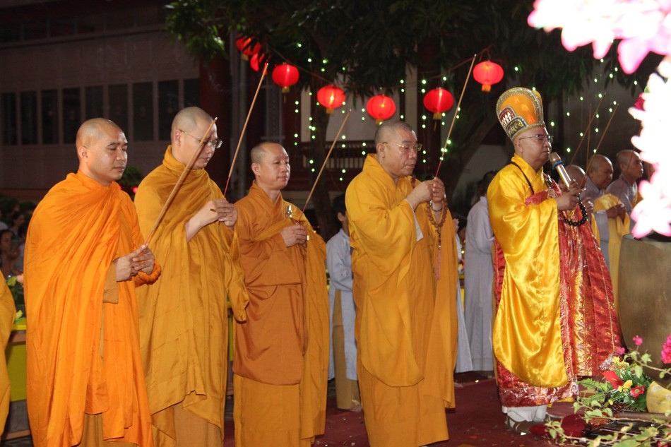 Chư tôn đức niêm hương