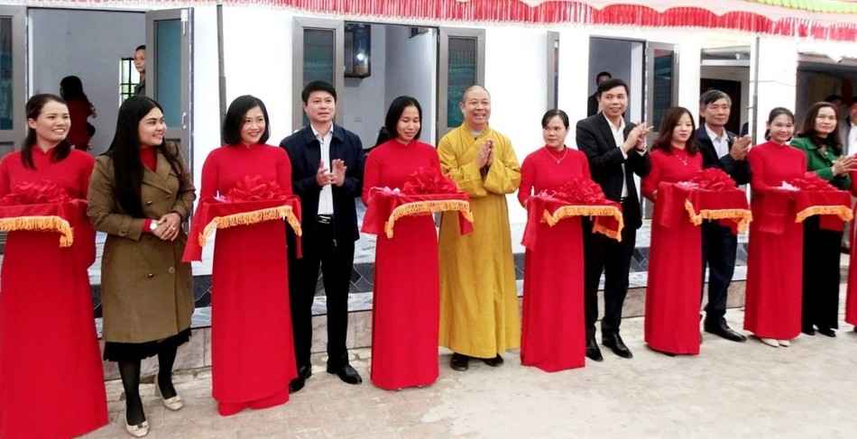 Cắt băng khánh thành bàn giao căn nhà mới cho bà Nhâm Cắt băng khánh thành bàn giao căn nhà mới cho bà Nhâm