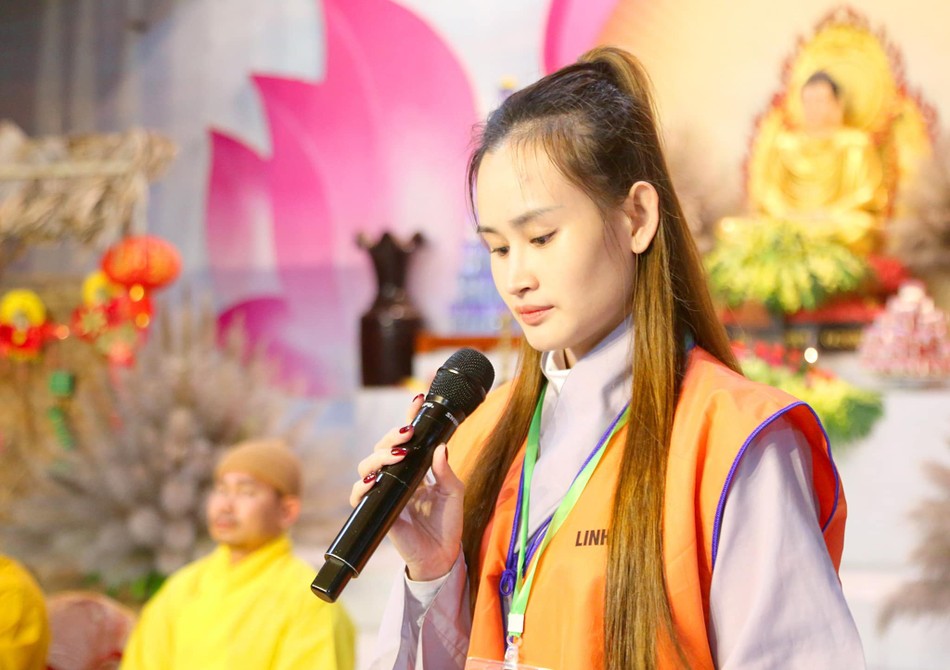 Đại diện các khóa sinh phát biểu cảm tưởng, dâng lời phát nguyện tinh tấn tu học