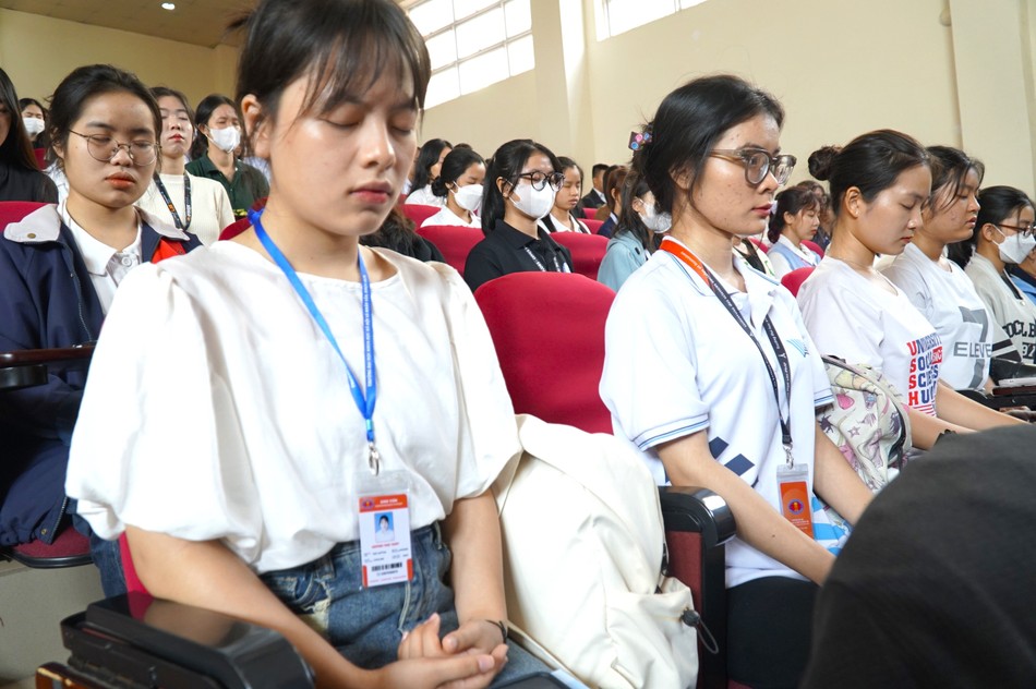 Những giây phút ngồi thiền lắng đọng, điều chỉnh hơi thở, lắng nghe tiếng lòng nội tại Những giây phút ngồi thiền lắng đọng, điều chỉnh hơi thở, lắng nghe tiếng lòng nội tại