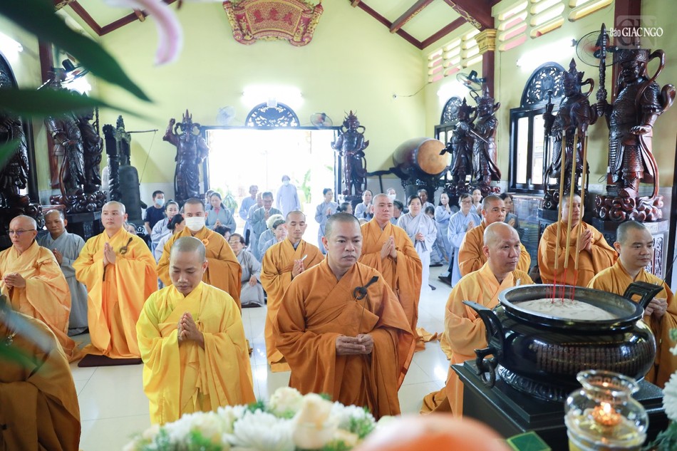 Khóa lễ cầu nguyện tại chánh điện chùa Bửu Liên Khóa lễ cầu nguyện tại chánh điện chùa Bửu Liên