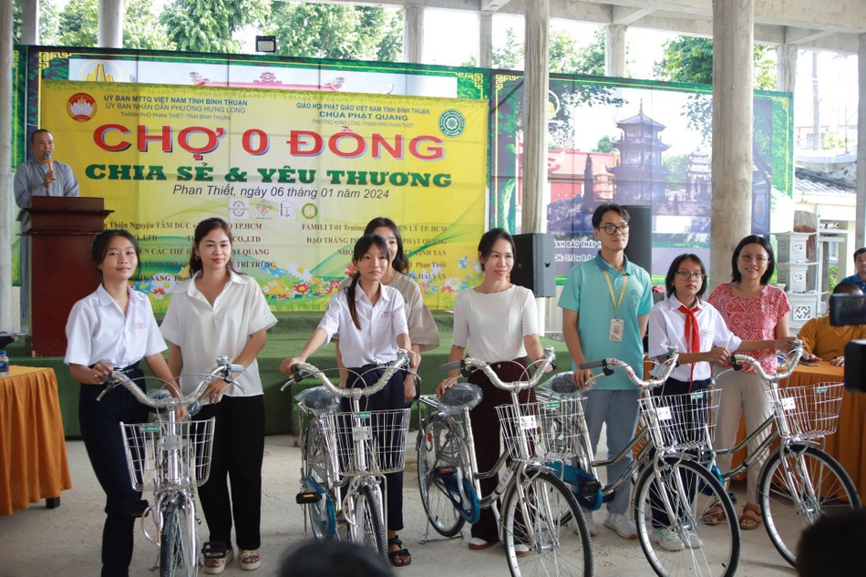Tặng xe đạp đến các em học sinh - Ảnh: Quảng Hạnh Tặng xe đạp đến các em học sinh - Ảnh: Quảng Hạnh