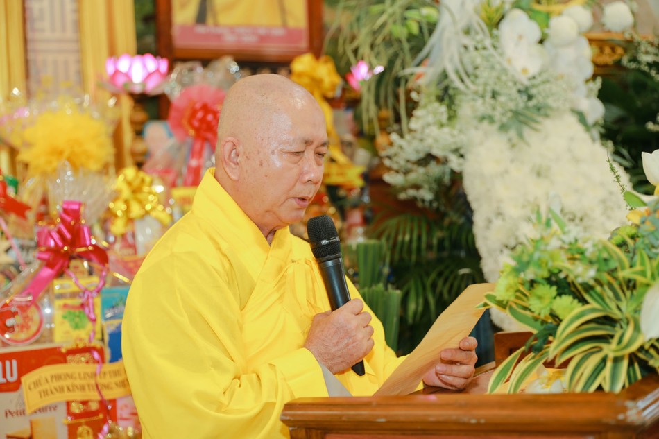 Hoà thượng Thích Hoằng Tri, Trưởng tông môn Vạn Đức, trụ trì chùa Vạn Linh phát biểu cảm tạ Hoà thượng Thích Hoằng Tri, Trưởng tông môn Vạn Đức, trụ trì chùa Vạn Linh phát biểu cảm tạ