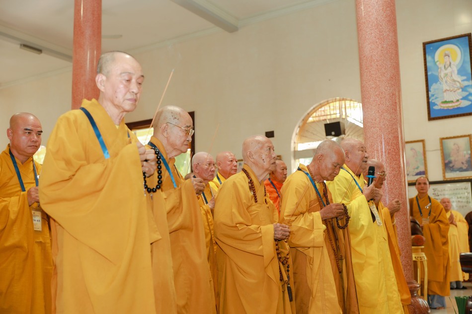 Chư tôn giáo phẩm thắp hương tưởng niệm Chư tôn giáo phẩm thắp hương tưởng niệm