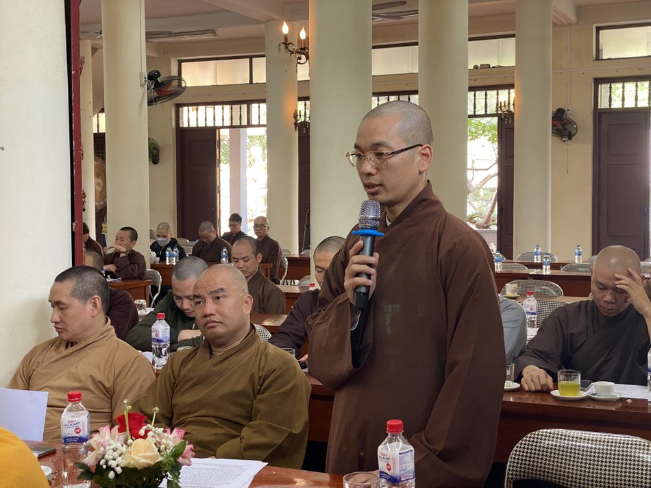 Chư Tăng phát biểu đóng góp ý kiến tại hội nghị