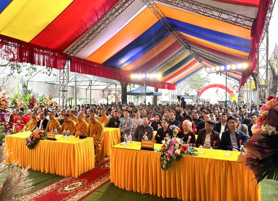 Chư tôn đức, đại biểu chính quyền và đông đảo Phật tử tham dự lễ Chư tôn đức, đại biểu chính quyền và đông đảo Phật tử tham dự lễ
