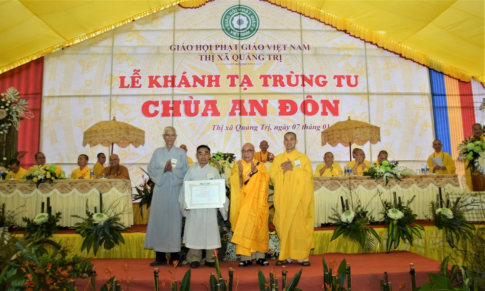 Trao Bằng tuyên dương công đức đến đạo tràn chùa An Đôn Trao Bằng tuyên dương công đức đến đạo tràn chùa An Đôn