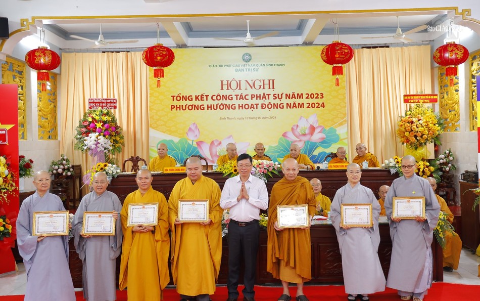 Ông Vũ Ngọc tuất tặng Giấy khen của UBND Q.Bình Thạnh đến các tập thể Ông Vũ Ngọc tuất tặng Giấy khen của UBND Q.Bình Thạnh đến các tập thể