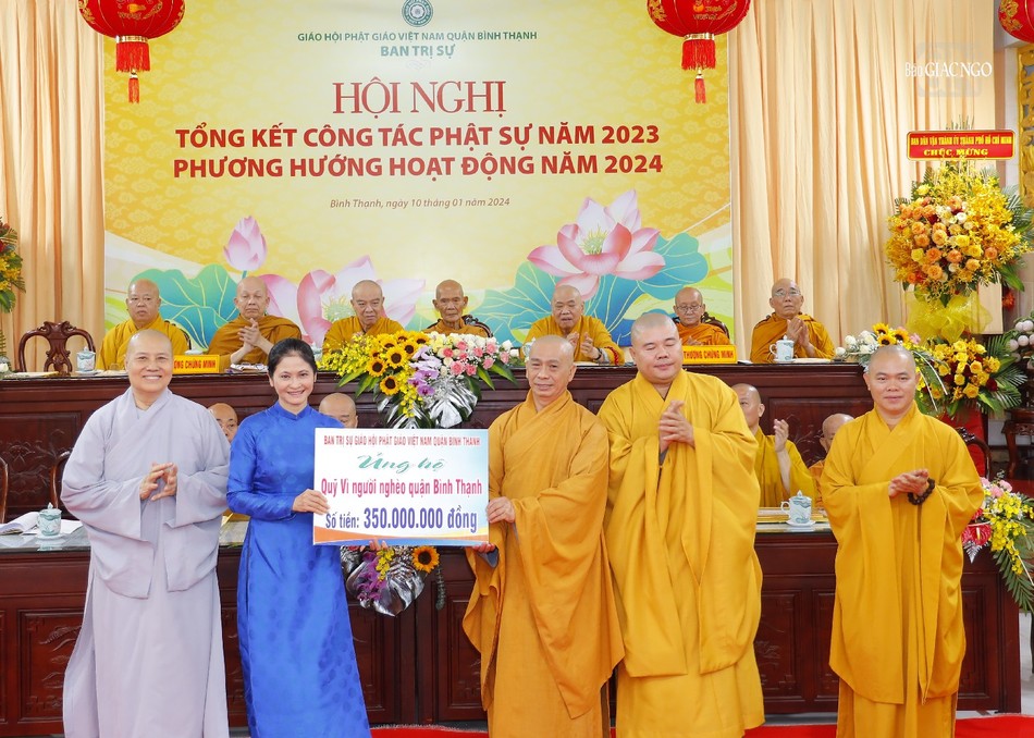 Trao tặng 350 triệu đồng ủng hộ Quỹ "Vì người nghèo Q.Bình Thạnh" Trao tặng 350 triệu đồng ủng hộ Quỹ "Vì người nghèo Q.Bình Thạnh"