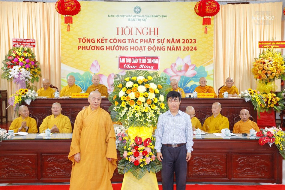 Đại diện Ban Tôn giáo TP.HCM tặng hoa chúc mừng hội nghị Đại diện Ban Tôn giáo TP.HCM tặng hoa chúc mừng hội nghị