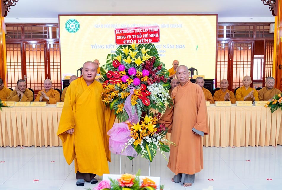 Thượng tọa Thích Trung Nguyện thay mặt Ban Thường trực Ban Trị sự GHPGVN TP.HCM tặng hoa chúc mừng