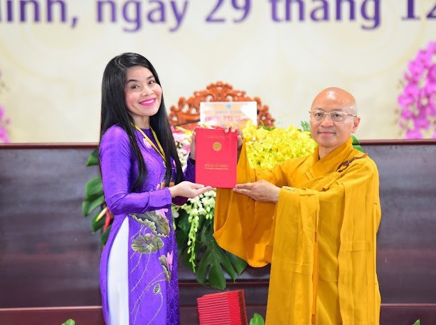 Chị Nguyễn Thị Bích Thảo nhận Bằng tốt nghiệp Cử nhân Phật học Chị Nguyễn Thị Bích Thảo nhận Bằng tốt nghiệp Cử nhân Phật học