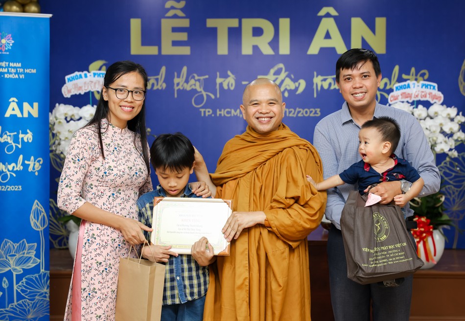 Ngày tốt nghiệp của cử nhân có gia đình chúc mừng Ngày tốt nghiệp của cử nhân có gia đình chúc mừng