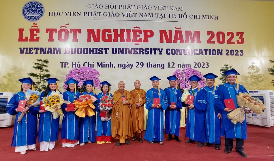 Niềm vui trong ngày tốt nghiệp của các tân cử nhân Phật học từ xa, khóa VI Niềm vui trong ngày tốt nghiệp của các tân cử nhân Phật học từ xa, khóa VI