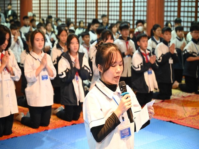Đại diện các khóa sinh tham dự khóa tu dâng lời phát nguyện Đại diện các khóa sinh tham dự khóa tu dâng lời phát nguyện